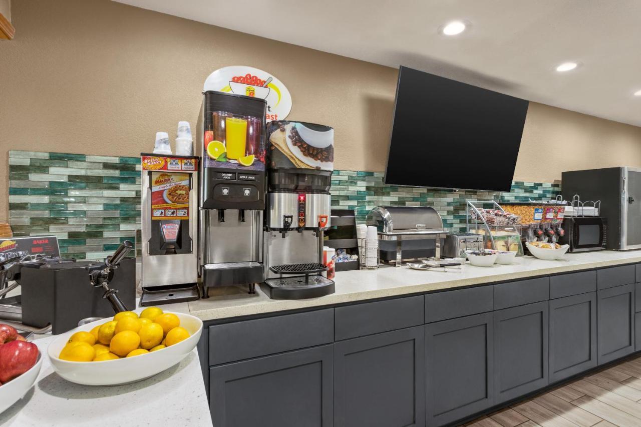 Super 8 By Wyndham Ankeny/Des Moines Area Hotel Bagian luar foto