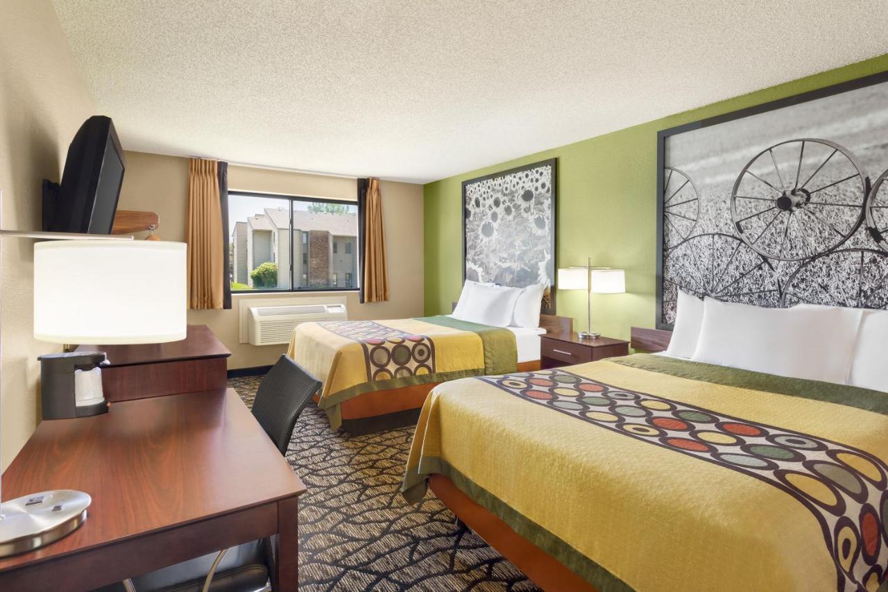Super 8 By Wyndham Ankeny/Des Moines Area Hotel Bagian luar foto