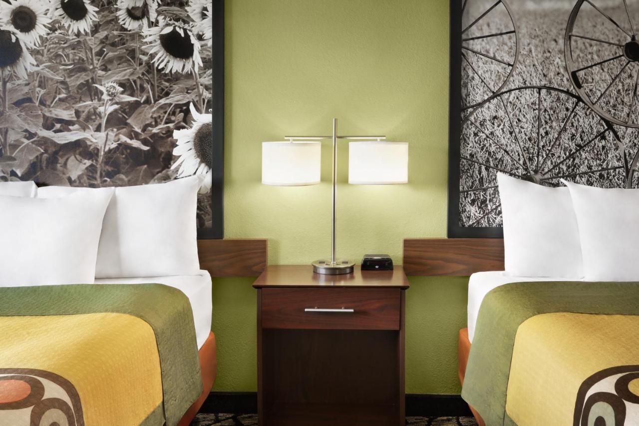 Super 8 By Wyndham Ankeny/Des Moines Area Hotel Bagian luar foto